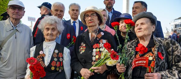 Ветераны на площади у памятника Освободителям 9 мая в Риге Ветераны на площади у памятника Освободителям 9 мая в Риге - Sputnik Latvija