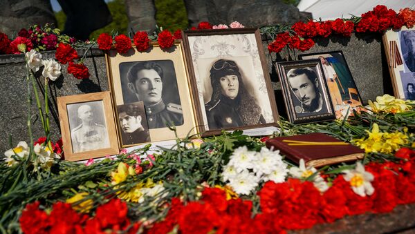 Портреты победителей у подножия памятника Освободителям 9 мая в Риге - Sputnik Латвия