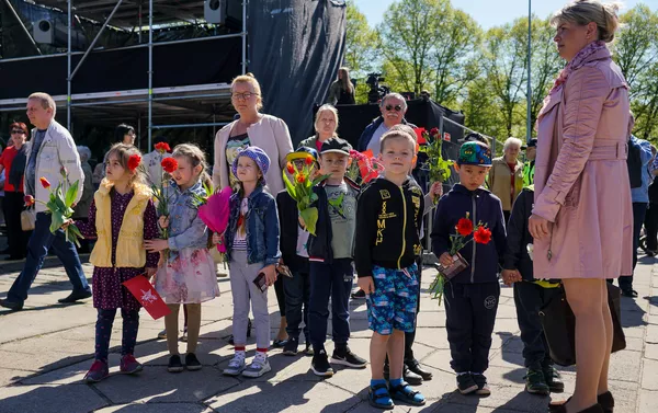 Дети перед памятником Освободителям 9 мая в Риге Дети перед памятником Освободителям 9 мая в Риге - Sputnik Латвия