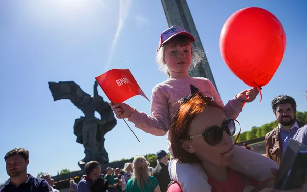 Площадь перед памятником Освободителям 9 мая в Риге Площадь перед памятником Освободителям 9 мая в Риге - Sputnik Латвия