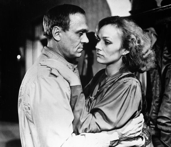 Актеры Владимир Меньшов и Наталья Андрейченко в фильме Эрнеста Ясана Прости Актеры Владимир Меньшов и Наталья Андрейченко в фильме Эрнеста Ясана Прости - Sputnik Латвия