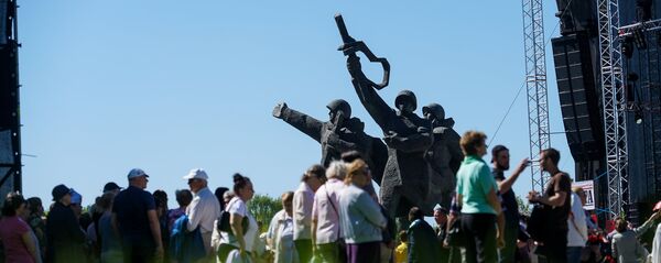 Площадь перед памятником Освободителям 9 мая Площадь перед памятником Освободителям 9 мая - Sputnik Latvija