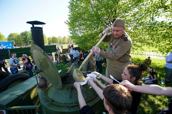 Полевая кухня организации Ordenis 9 мая в парке Победы - Sputnik Латвия