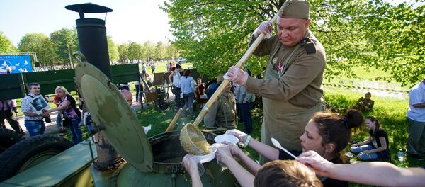 Полевая кухня организации Ordenis 9 мая в парке Победы Полевая кухня организации Ordenis 9 мая в парке Победы - Sputnik Латвия