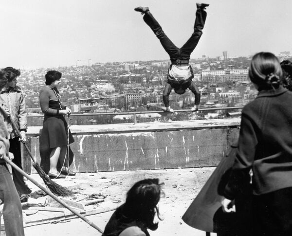 Момент съемок фильма В моей смерти прошу винить Клаву К. (режиссеры Николай Лебедев, Эрнест Ясан) Момент съемок фильма В моей смерти прошу винить Клаву К. (режиссеры Николай Лебедев, Эрнест Ясан) - Sputnik Латвия