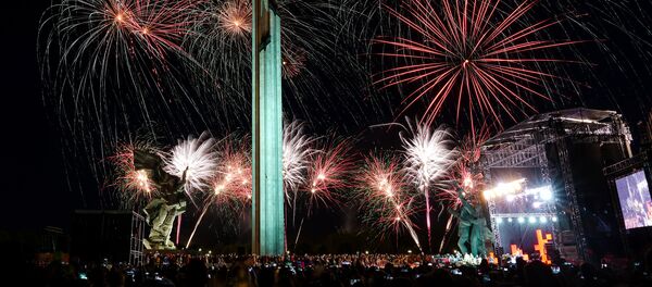 Салют 9 мая в Риге и памятник Освободителям Салют 9 мая в Риге и памятник Освободителям - Sputnik Latvija