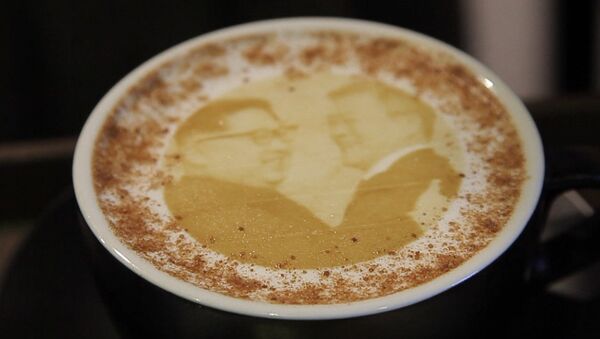 В кафе предлагают кофе с изображением лидеров двух Корей - Sputnik Латвия