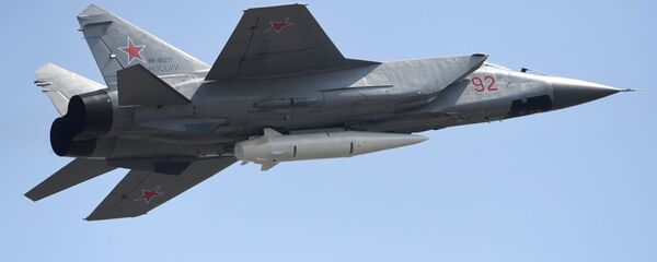 Daudzfunkcionālais iznīcinātājs MiG-31 ar hiperskaņas raķeti Kinžal Daudzfunkcionālais iznīcinātājs MiG-31 ar hiperskaņas raķeti Kinžal - Sputnik Latvija