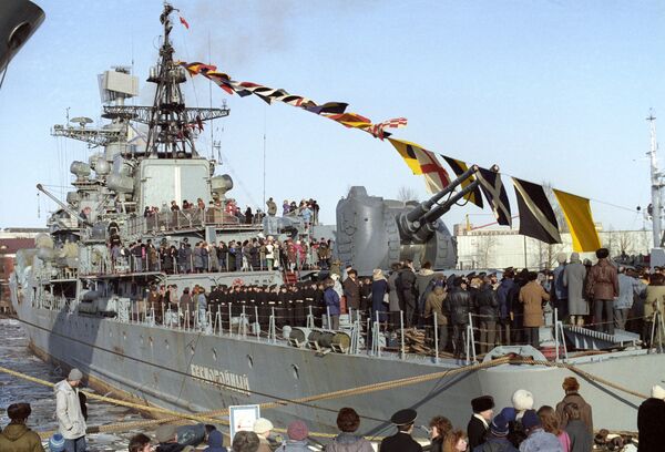 Поднятие российского военно-морского Андреевского флага на эскадренном миноносце Беспокойный. - Sputnik Латвия