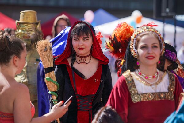 Участники карнавала Майский граф - 2018 в Риге - Sputnik Латвия