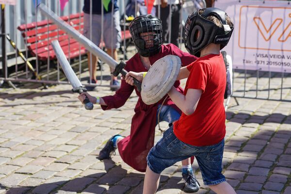 Майский граф: праздник цветущего Средневековья - Sputnik Латвия