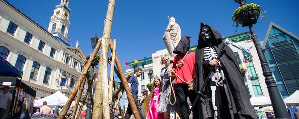 Палач и Смерть в ожидании жертвы на маскараде Майский граф - 2018 в Риге - Sputnik Латвия