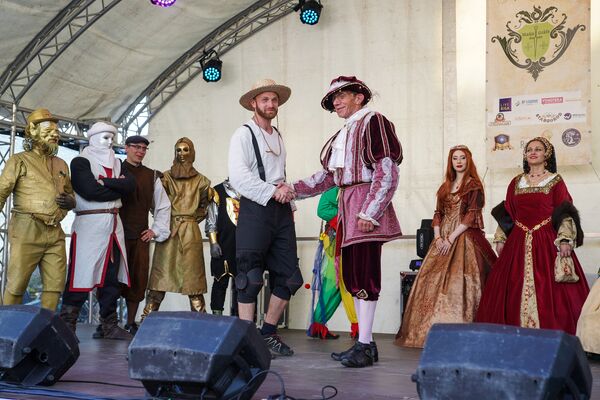 На сцене - хозяин фестиваля, новоиспеченный Майский граф Марк Бадалян (слева) - Sputnik Латвия