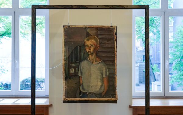 Экспозиция развернута в хронологическом порядке – Портрет Влада Дайна Дагния написала еще в подростковые годы - Sputnik Латвия