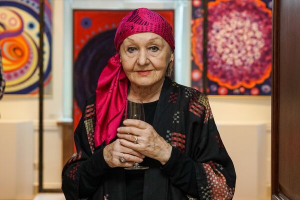 В свои 80 с лишним Дайна Дагния по-прежнему полна сил и творческих планов В свои 80 с лишним Дайна Дагния по-прежнему полна сил и творческих планов - Sputnik Латвия