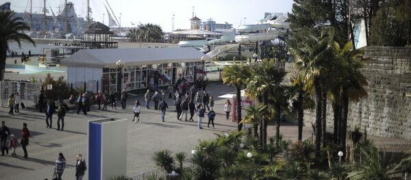 Горожане и туристы гуляют на набережной Морского вокзала Сочи - Sputnik Latvija