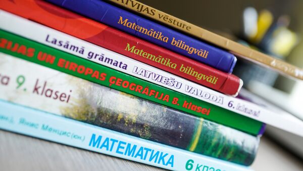 Учебники, по которым учатся дети в русской школе в Латвии - Sputnik Latvija