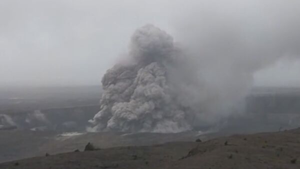 Дно вулкана Килауэа на Гавайях рухнуло - Sputnik Латвия