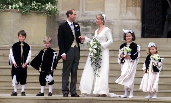 Младший сын королевы Великобритании Елизаветы II принц Эдвард с женой во время бракосочетания - Sputnik Латвия