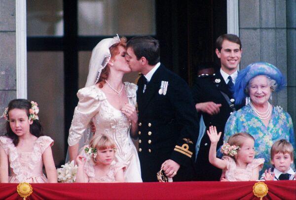 Второй сын Королевы Великобритании Елизаветы II принц Эндрю с женой Сарой после свадьбы - Sputnik Латвия