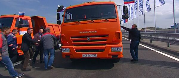 Путин проехал на КамАЗе по Крымскому мосту - Sputnik Латвия