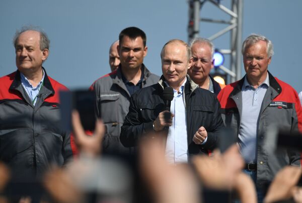 Президент РФ Владимир Путин выступает на митинге-концерте по случаю открытия автодорожной части Крымского моста - Sputnik Латвия