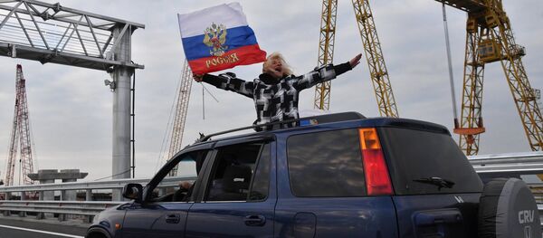 Начало автомобильного движения по Крымскому мосту Начало автомобильного движения по Крымскому мосту - Sputnik Latvija