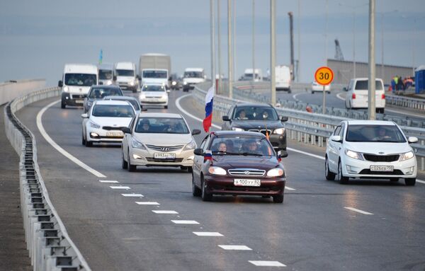 Начало автомобильного движения по Крымскому мосту - Sputnik Латвия