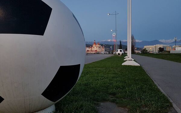 На улицах города и вдоль проезжей части установлена футбольная атрибутика - Sputnik Латвия