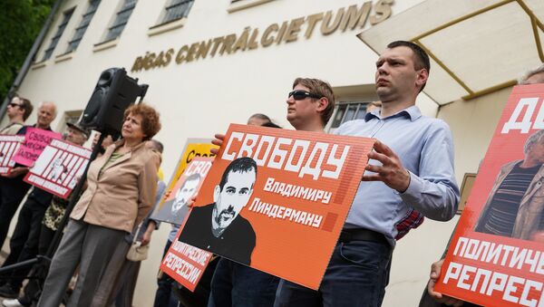 Пикет в поддержку Гапоненко и Линдермана у Рижской центральной тюрьмы - Sputnik Латвия