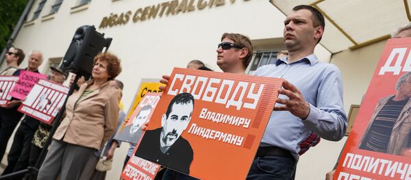 Пикет в поддержку Гапоненко и Линдермана у Рижской центральной тюрьмы Пикет в поддержку Гапоненко и Линдермана у Рижской центральной тюрьмы - Sputnik Latvija