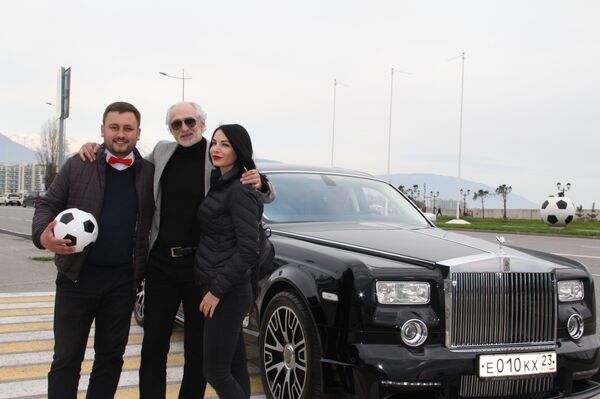 Прогулка на «Роллс-Ройсе» с Ахриком Цвейбой. Прогулка на «Роллс-Ройсе» с Ахриком Цвейбой. - Sputnik Латвия