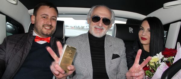 Прогулка на «Роллс-Ройсе» с Ахриком Цвейбой. Прогулка на «Роллс-Ройсе» с Ахриком Цвейбой. - Sputnik Латвия