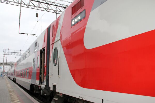 Двухэтажный скорый поезд «Сочи-Ростов-На-Дону» Двухэтажный скорый поезд «Сочи-Ростов-На-Дону» - Sputnik Латвия