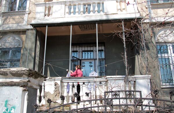 Центр города. Женщина развешивает белье на балконе старинной усадьбы. - Sputnik Латвия