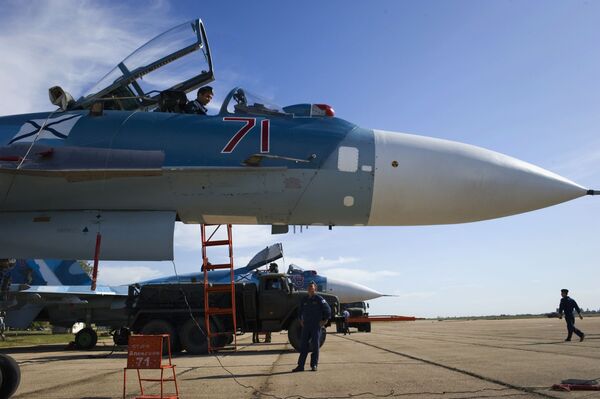 Военнослужащие подготавливают самолет СУ-33 к тренировочным полетам летчиков палубной авиации Северного флота на тренажере Нитка в Крыму - Sputnik Латвия