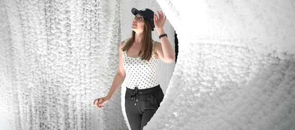 Посетительница в павильоне Ледяная пещера в природно-ландшафтном парке Зарядье в Москве Посетительница в павильоне Ледяная пещера в природно-ландшафтном парке Зарядье в Москве - Sputnik Латвия