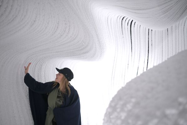 Посетительница в павильоне Ледяная пещера в природно-ландшафтном парке Зарядье в Москве - Sputnik Латвия
