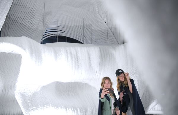 Посетительницы фотографируются в павильоне Ледяная пещера в природно-ландшафтном парке Зарядье в Москве - Sputnik Латвия