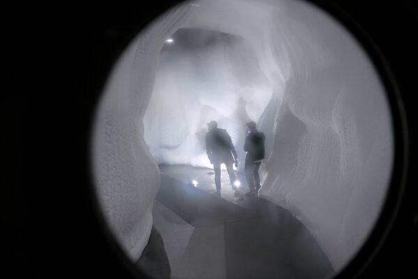 Посетители в павильоне Ледяная пещера в природно-ландшафтном парке Зарядье в Москве - Sputnik Латвия