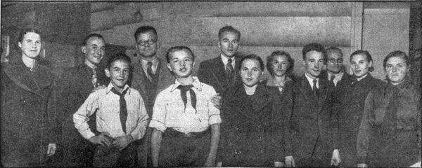 1940 год. Латвийская делегация на праздновании Международного дня молодежи в Москве.  Один из двух пионеров – Зигмундс Скуиньш - Sputnik Латвия