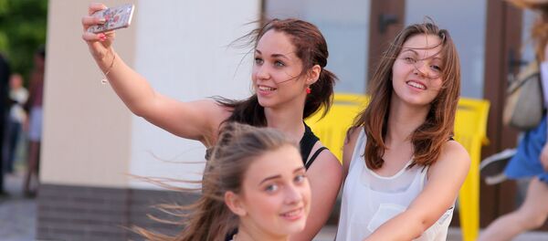 Селфи на телефон - Sputnik Латвия
