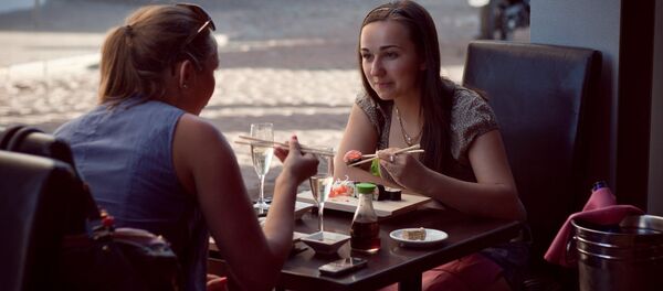 Девушки в кафе - Sputnik Latvija