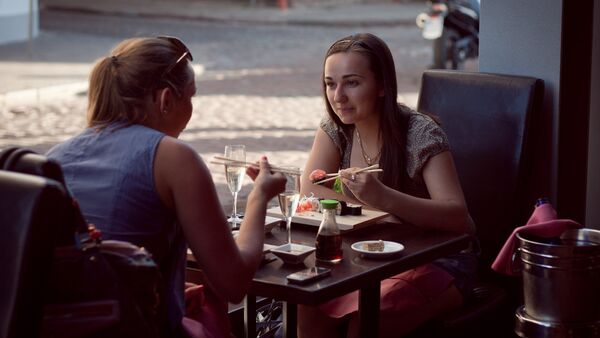 Девушки в кафе - Sputnik Latvija