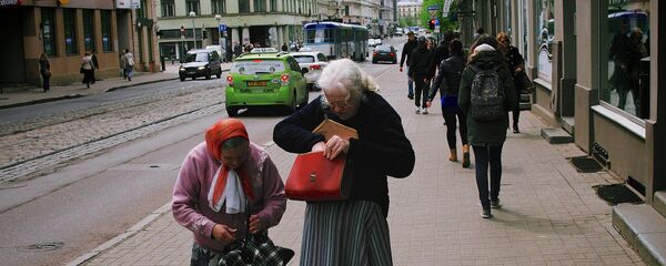 Женщины на улице в Риге Женщины на улице в Риге - Sputnik Latvija
