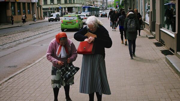 Женщины на улице в Риге - Sputnik Латвия