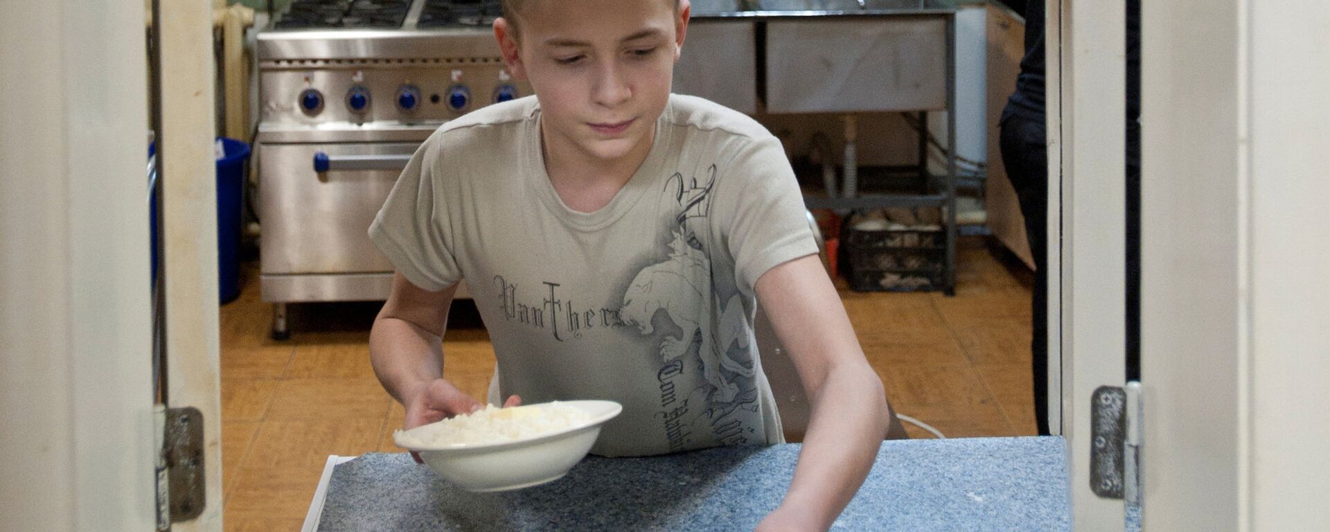 Мальчик на раздаче в столовой - Sputnik Латвия, 1920, 29.08.2025