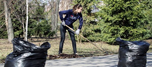 Девушка на уборке листьев Девушка на уборке листьев - Sputnik Латвия