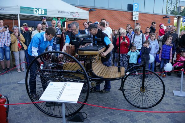 В мотормузее заводили реплику первого серийного автомобиля с двигателем внутреннего сгорания Патентованный автомобиль Бенца  - Sputnik Латвия