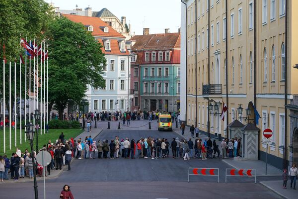 Желающие посетить Рижский замок - резиденцию президента Латвии - вынуждены были провести в очереди около двух часов - Sputnik Латвия